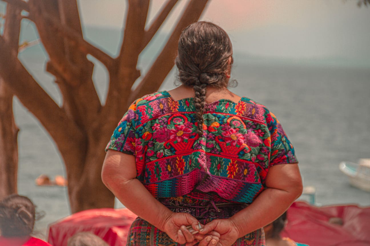 Mujer maya en el lago atitlan