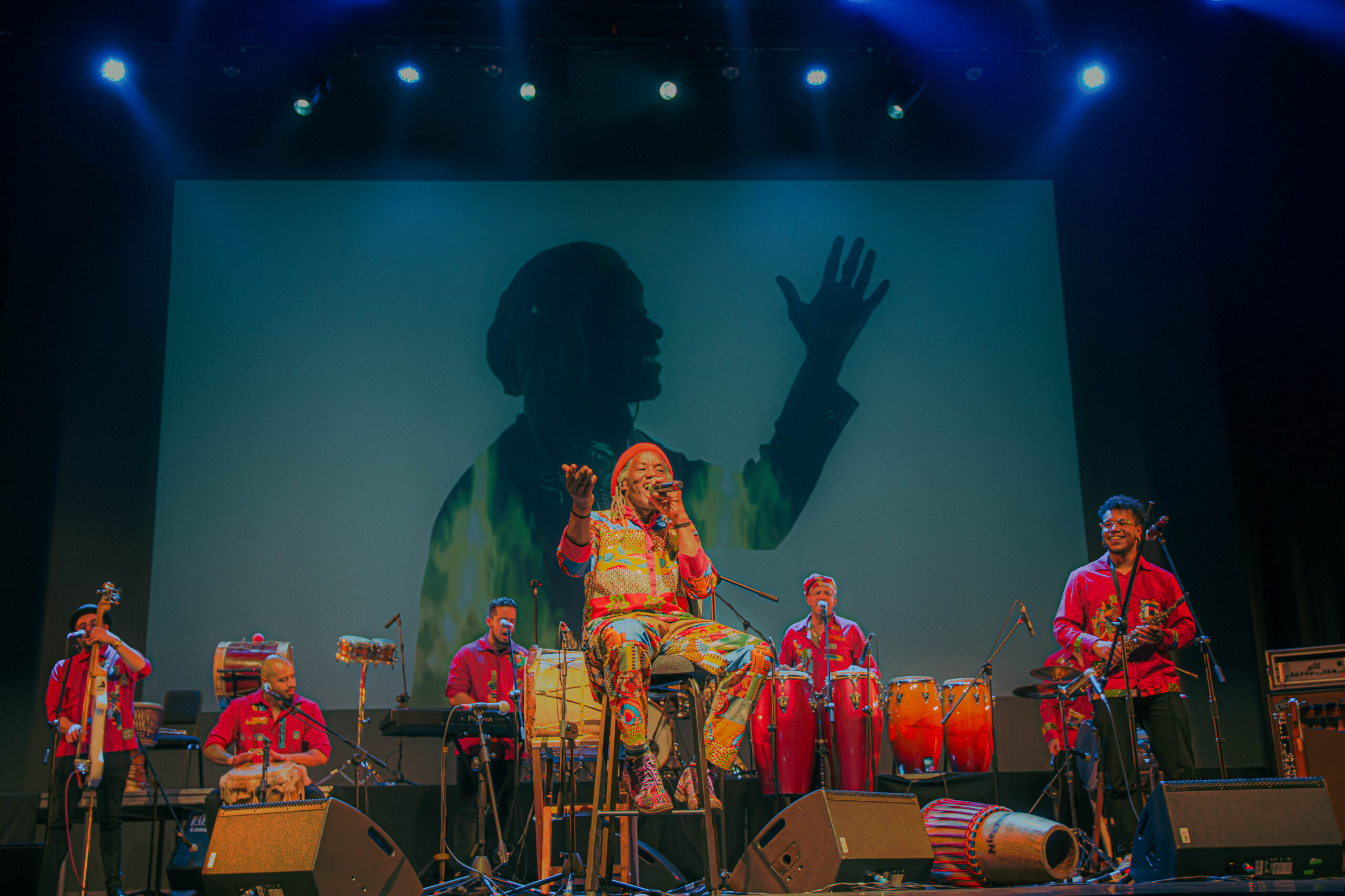 Músico colombiano cantando en vivo en teatro